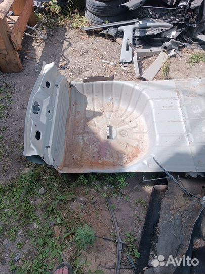 Ниша под запаску Ford Mondeo 3 седан