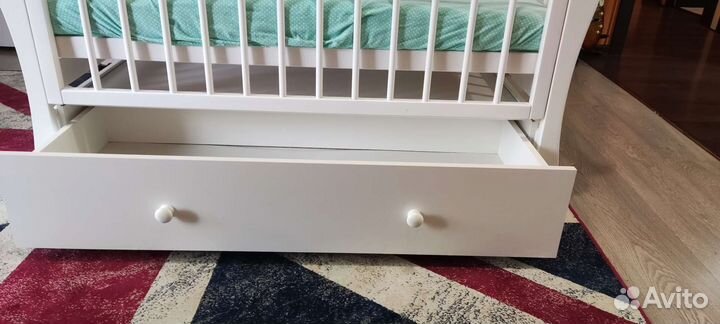 Детская кроватка с маятником