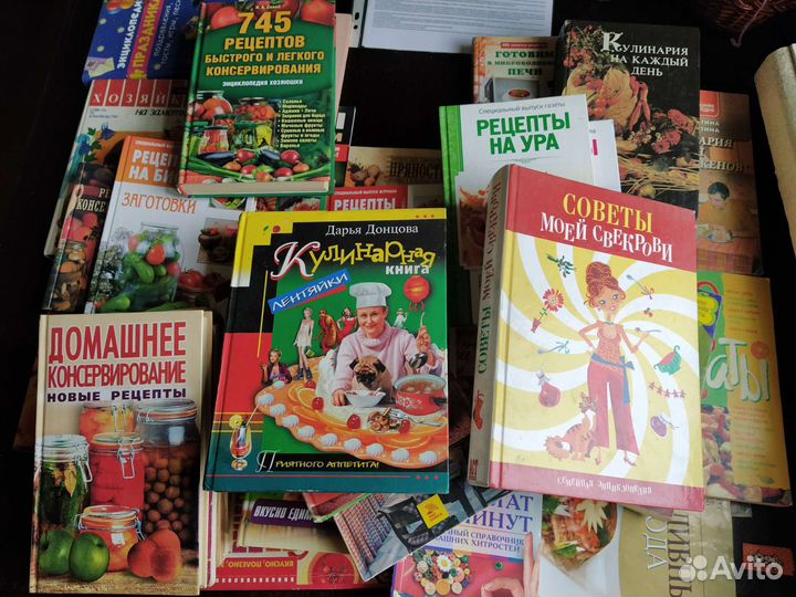 Много книг с рецептами, по домоводству