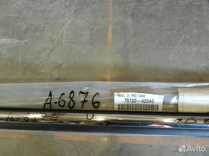 Накладка стекла переднего левого - Toyota RAV 4