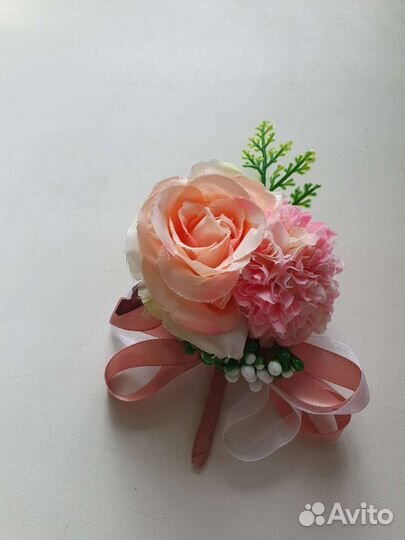 Бутоньерка и галстук-бабочка