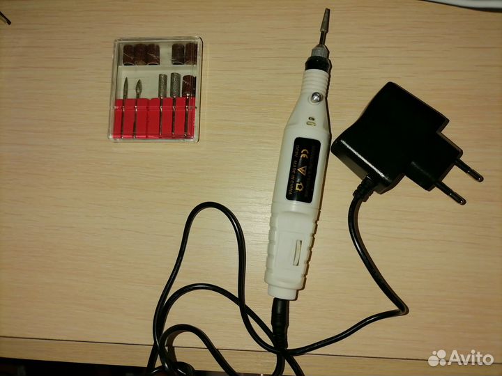 Набор для маникюра, лампа для маникюра, фрезы, лак