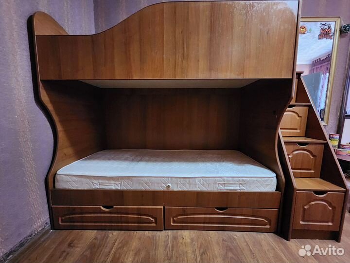 Двухярусная кровать с матрасами