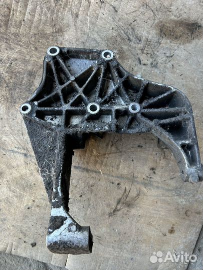 Крепление кондиционера Ауди 100 c3 2.0, 2.3