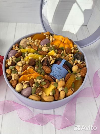 Коробочка с орехами и медом