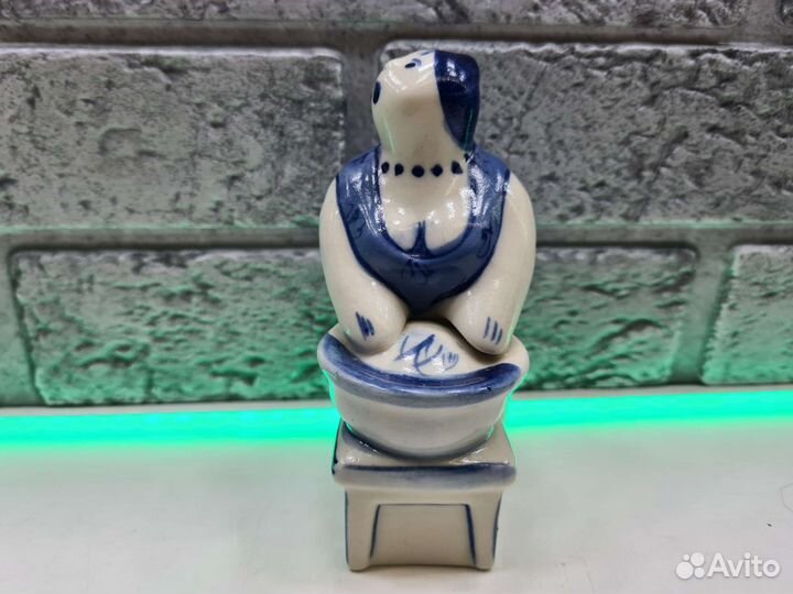 П.8051 Хозяюшка с тазом Гжель