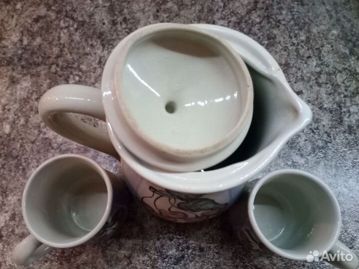 Глиняный кувшин с кружками