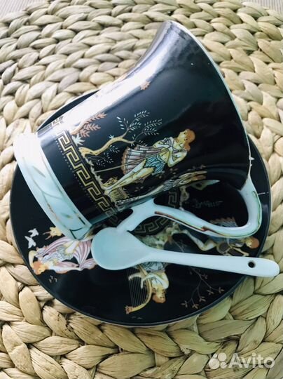 Чашки с блюдцами и ложками