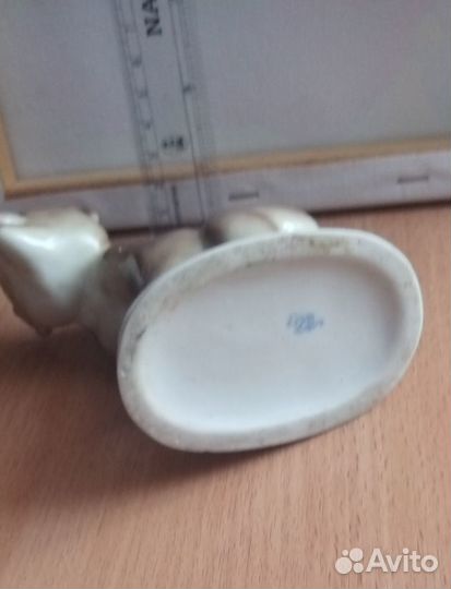 Фарфоровая статуэтка -Медведь бурый.лфз.СССР