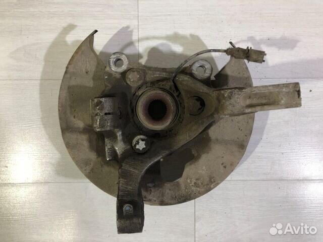 Поворотный кулак передний правый cadillac BLS 1.9