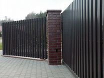 Забор из евроштакетника с металлическими столбами