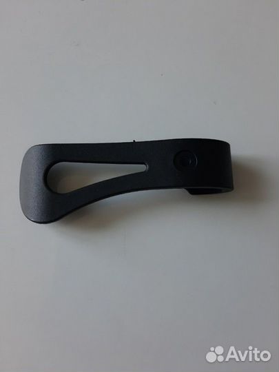 Зацеп для фиксации рамы коляски в сложенном виде