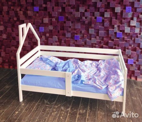 Софа из натурального дерева с бортиком детская Дом