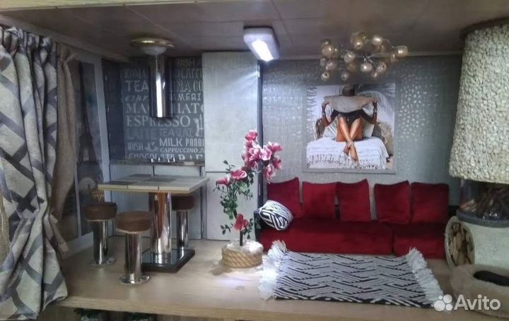 Большой кукольный домик с мебелью