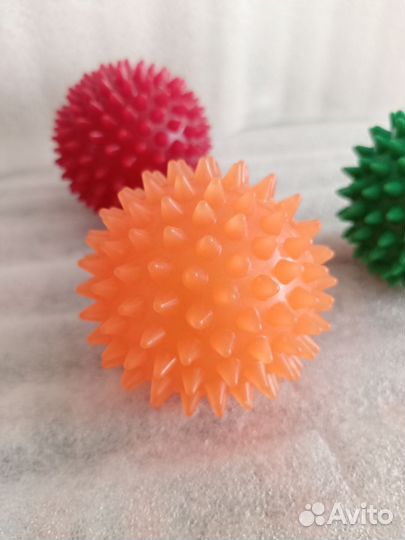 Массажный мячик с шипами