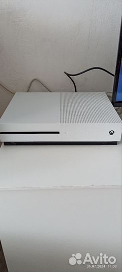 Xbox one S 1 tb, 2 геймпада