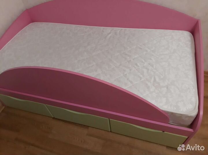 Кровать детская с бортиком и матрацем