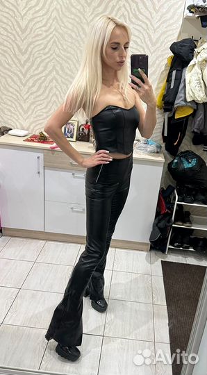 Кожаные брюки Zara S и топ