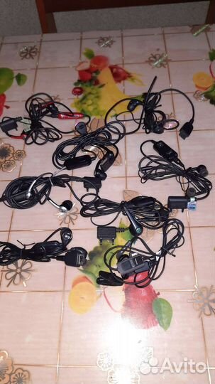 Зарядное устройство и наушники