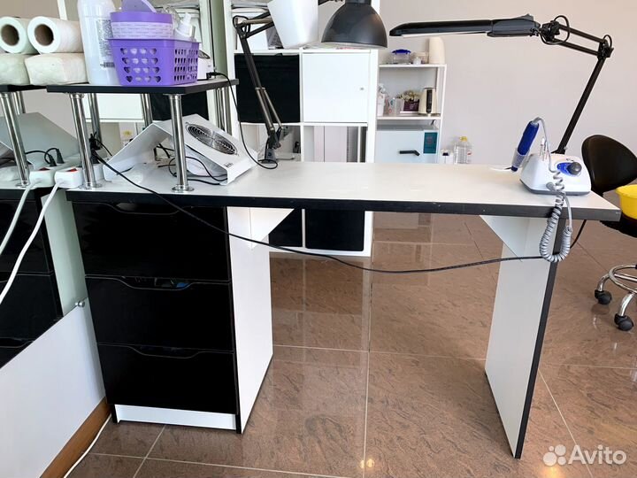 Маникюрный стол