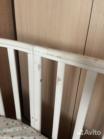 Детская кроватка с маятником