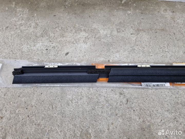 Уплотнитель стекла двери задний левый Toyota Land