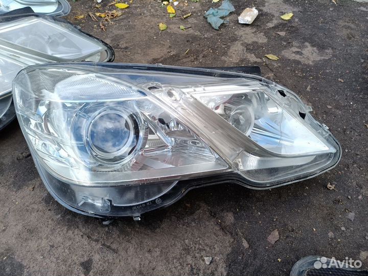 Правая фара Bixenon mercedes 212 с дефектом