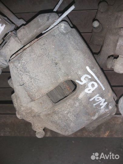 Суппорт тормозной передний Volkswagen Passat B5
