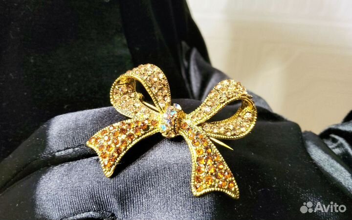 Брошь со стразами 