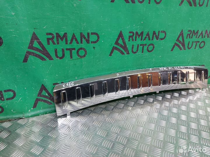 Накладка бампера верхняя задняя Mercedes M Ml