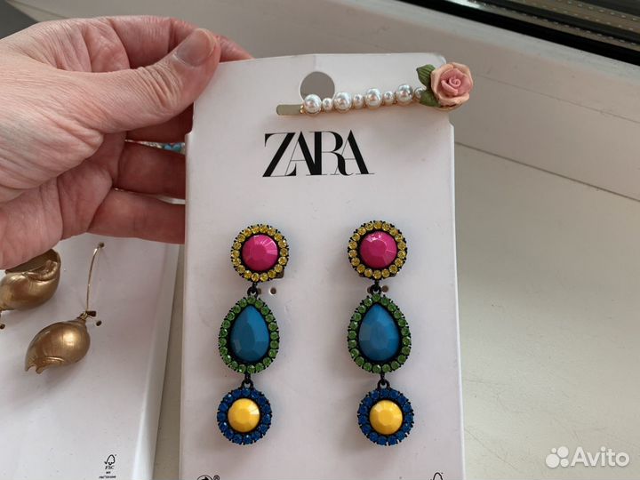 Браслет Uno de 50, серьги Zara