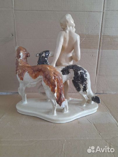 Статуэтка фарфоровая 