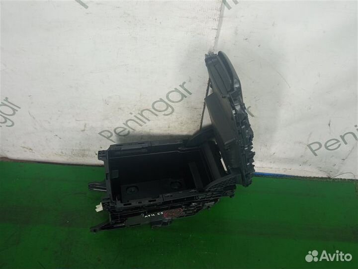 Подлокотник Toyota Harrier AVU65