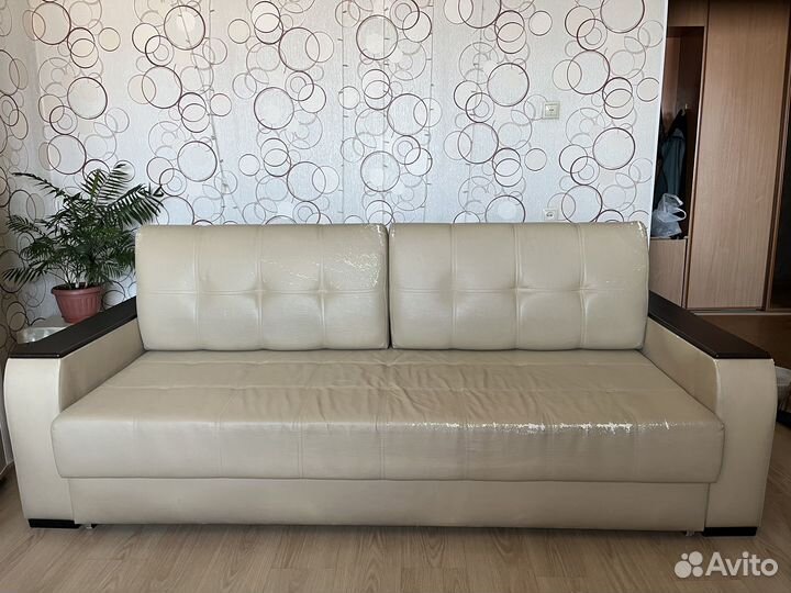 Кожаный диван