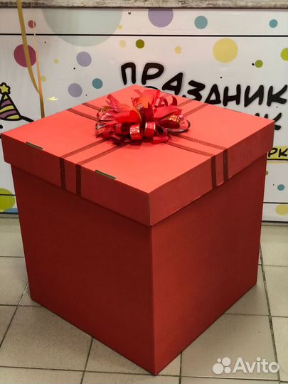 Большая коробка с воздушными шарами