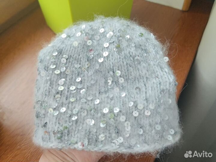 Вязаная шапка мини бини с пайетками серебристая