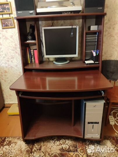Компьютерный стол с компьтером