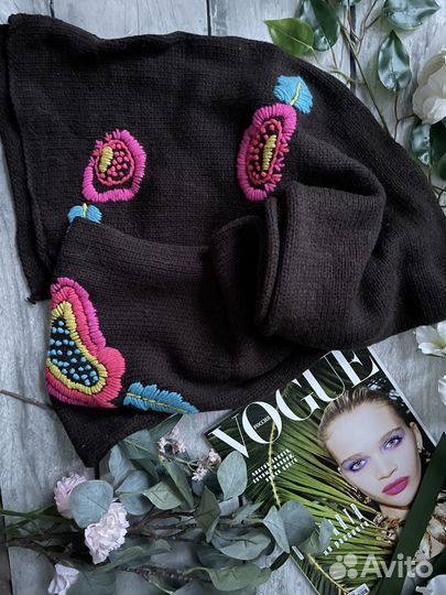 Шарф с вышивкой вязанный