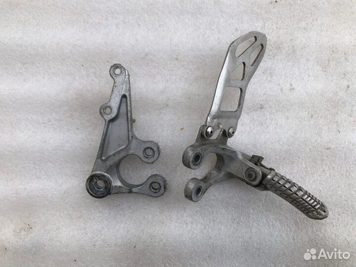 Suzuki GSX-R 750 2011 кронштейн водительских ножек