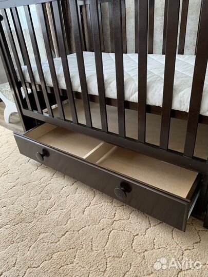 Детская кроватка с маятником и ящиком