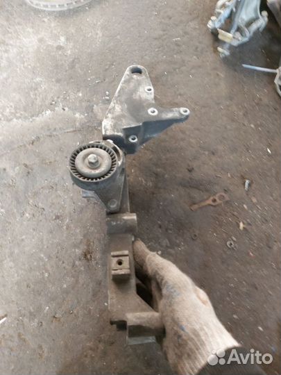 Кронштейн генератора Volvo S40