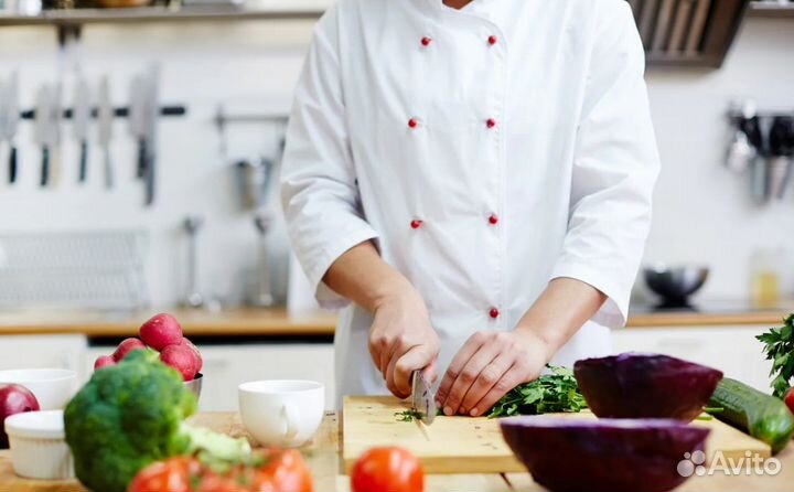 Делать заготовки. Помогать повару