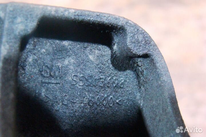 Opel Astra J Кронштейн крепления троса кпп