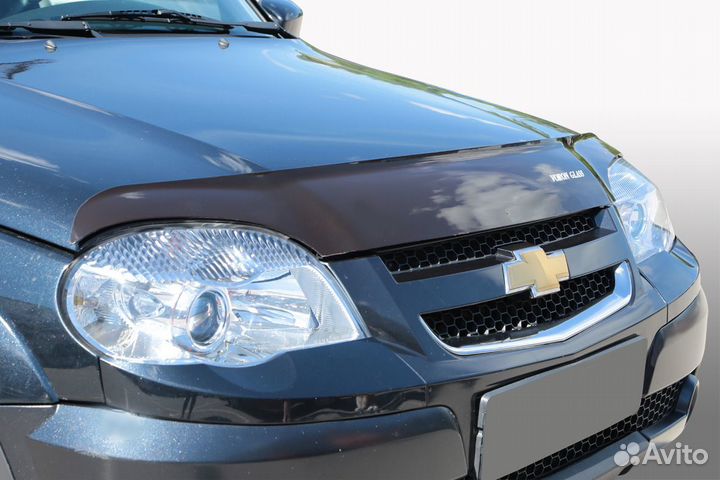 Мухабойка на капот для Chevrolet Niva Voron Glas