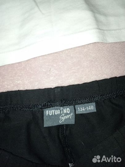 Белая футболка, чёрные шорты