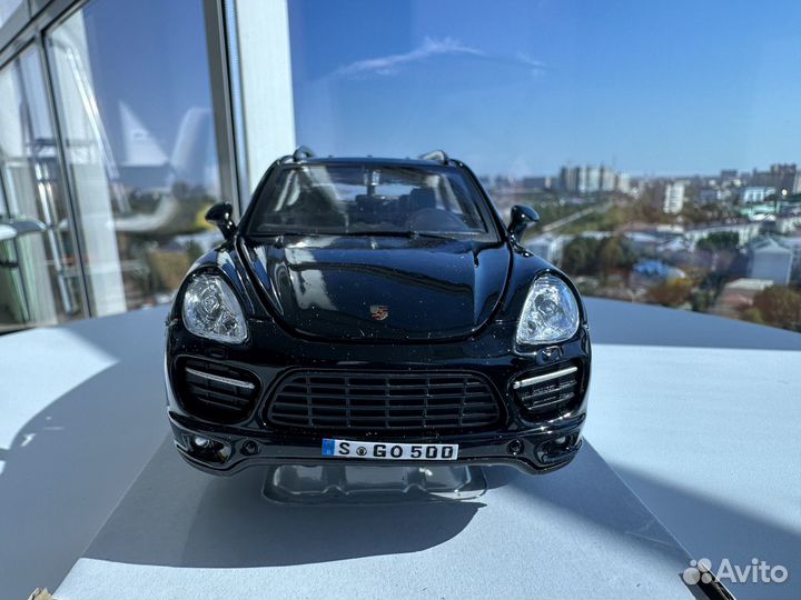 Машинка коллекционная Porsche Cayenne Turbo