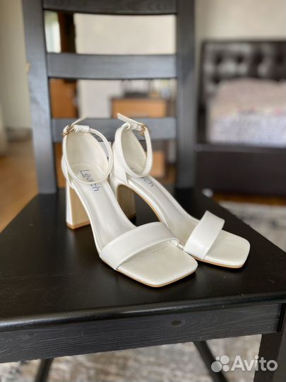 Босоножки 38