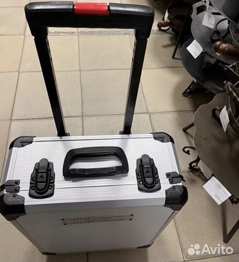 Набор инструментов в чемодане