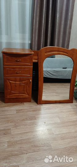 Туалетный столик с зеркалом бу