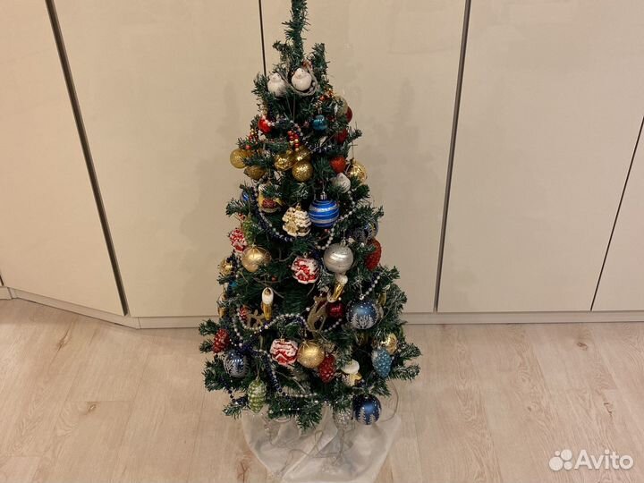 Елка искусственная, белоснежная на ветках